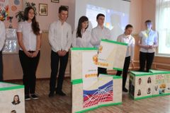 Выступление агитбригады школьного отряда волонтеров на родительском собрании