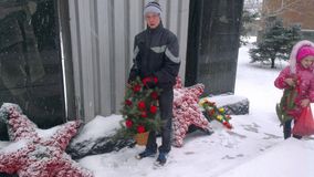 "Возложение цветов к мемориалу погибших воинов"